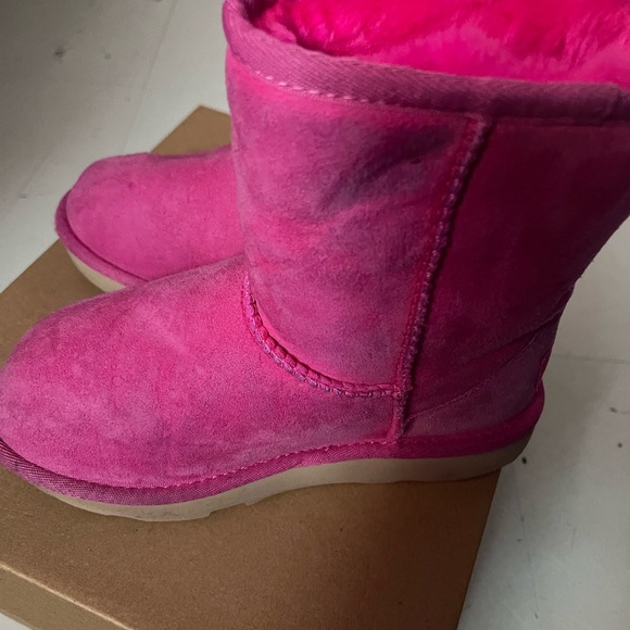 Little Girls UGG Boots - Picture 1 of 6